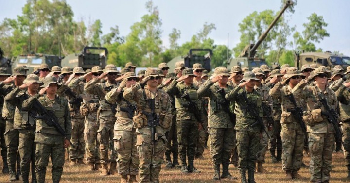 soldiers saluting