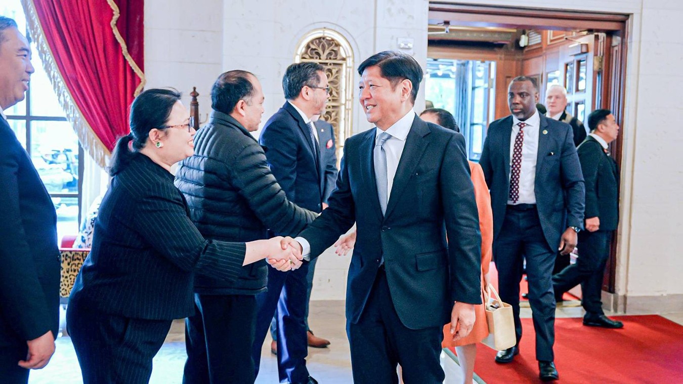 PBBM shaking hands