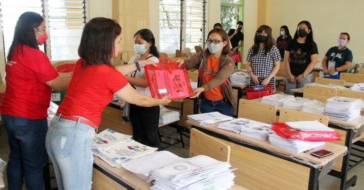 teachers distributing modules