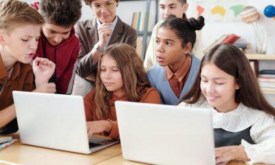 children using laptop