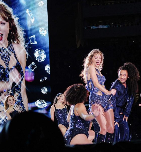 Taylor Swift performing